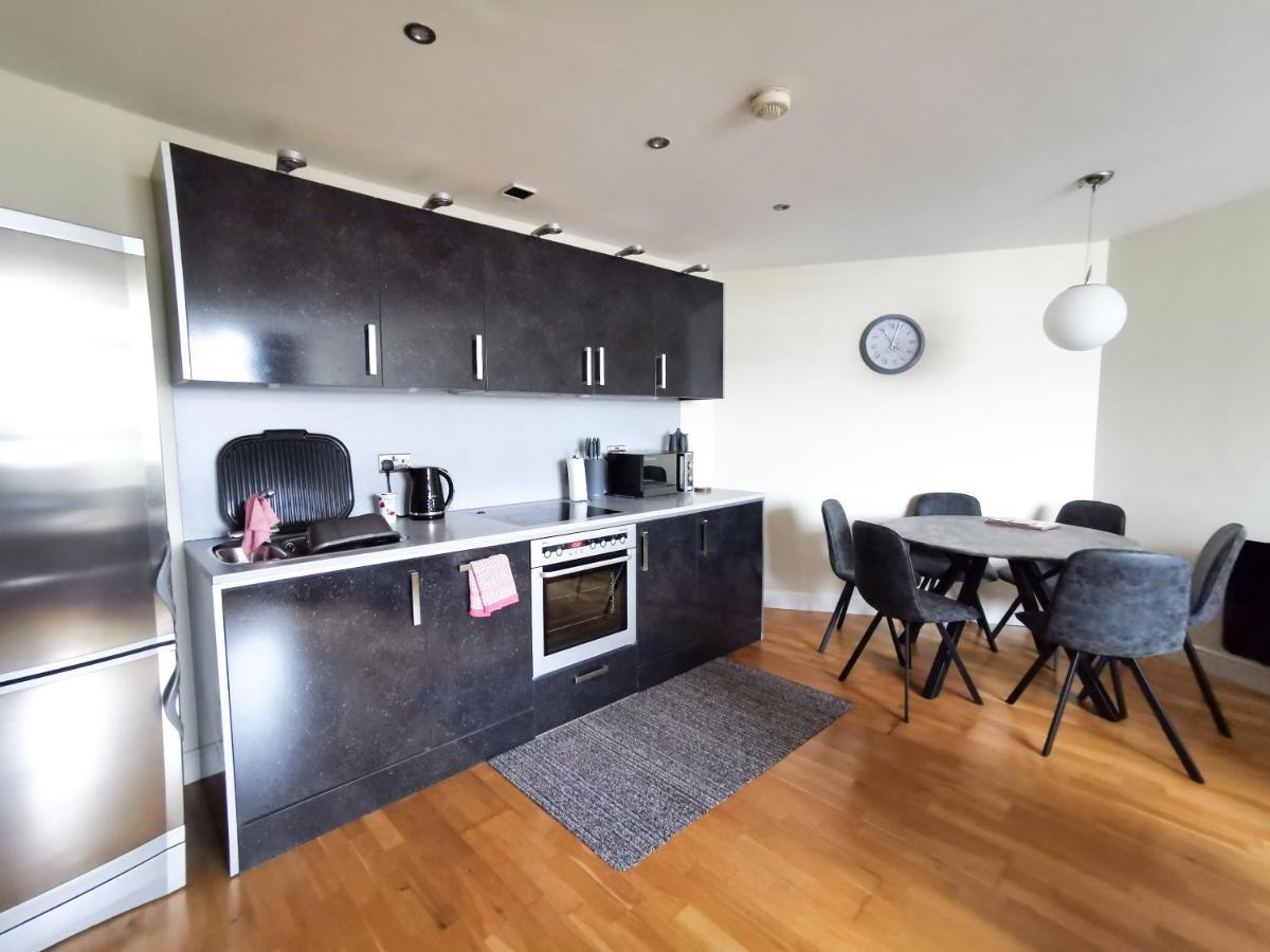 2 Bedroom City Centre Apartment With Free Parking カーディフ エクステリア 写真